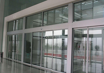 無(wú)框玻璃門(mén) 安裝指南、價(jià)格解析及其與塑膠零配件的關(guān)聯(lián)