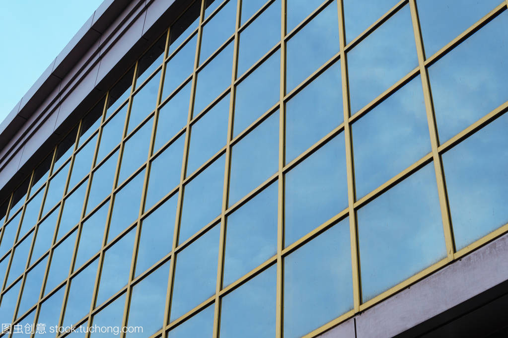 天空之鏡 辦公樓玻璃幕墻的現(xiàn)代美學與環(huán)保哲學