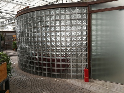 晶華玻璃磚圓弧形幕墻設(shè)計 塑膠零配件的創(chuàng)新應(yīng)用與關(guān)鍵作用